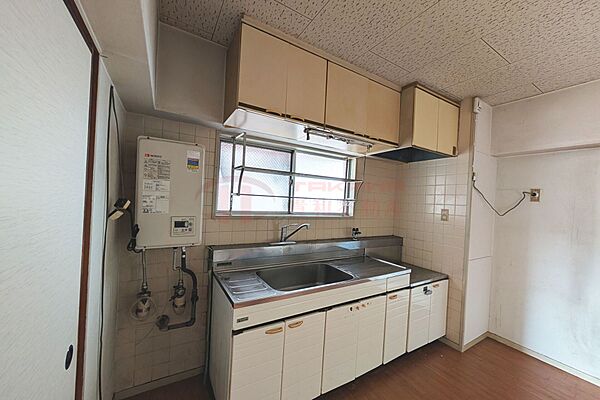 毎日の料理がスムーズに楽しめるシンプルなデザインのガスコンロ付きキッチンです