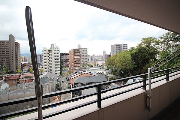バルコニーからの見晴らしが良く開放的な景色をいつでも楽しむことができます