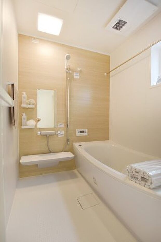 換気しやすい窓付きのバスルーム！浴室乾燥機などの設備も充実！