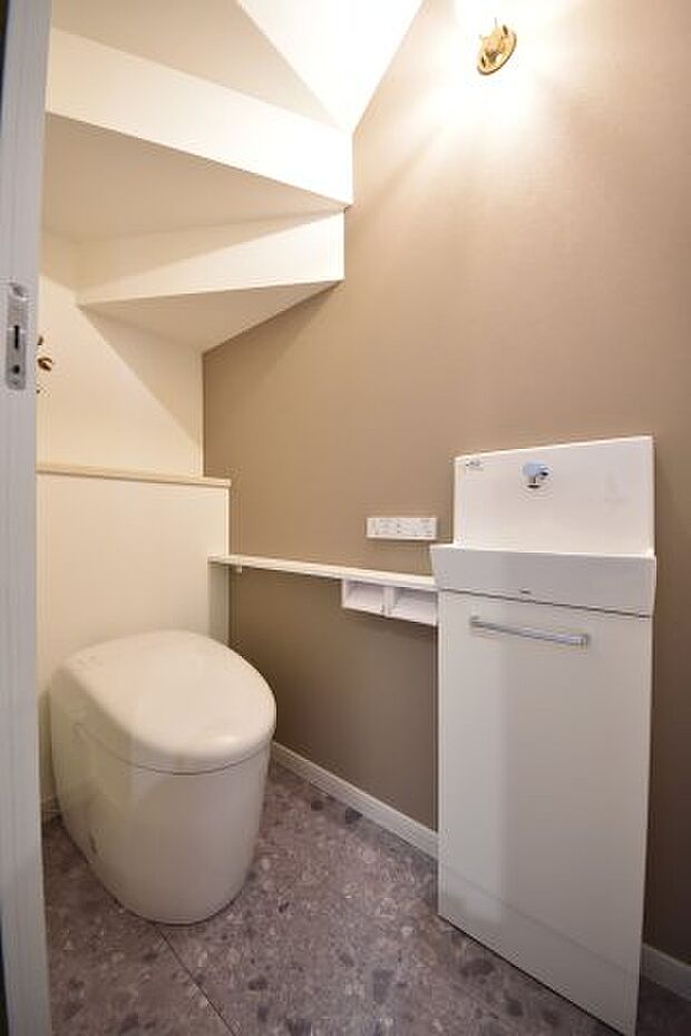 お手入れしやすい設備と水に強い床材を使用した1階トイレです