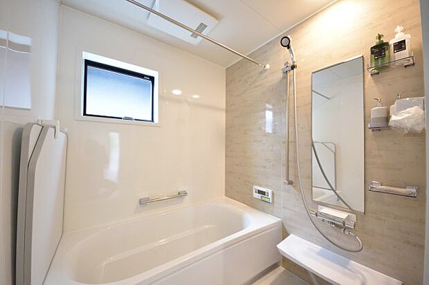 浴室の換気がしやすい窓のあるバスルーム　浴室乾燥機付きです