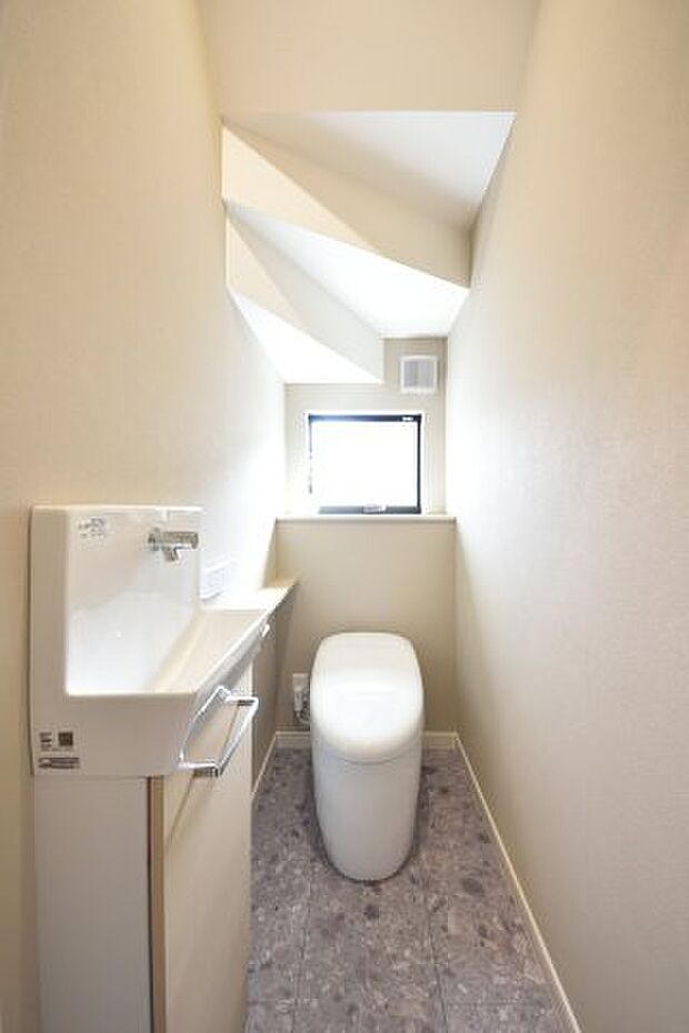 明るく清潔感のある1階トイレ　床材も水に強くお手入れ簡単な仕様です
