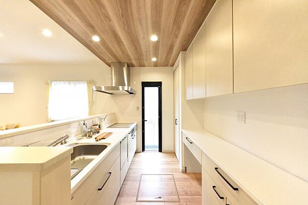 デザイン天井が映える「白キッチン」飽きのこないベーシックカラーが素敵です