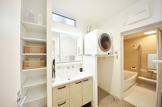 ガス衣類乾燥機つきの洗面室です♪棚の高さ調整可能な収納付き