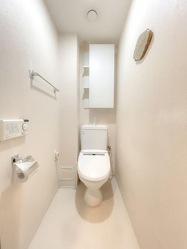 トイレには快適な温水洗浄便座付き！！上部に収納がありますので、日用品をストックしておけますね〜＾＾
