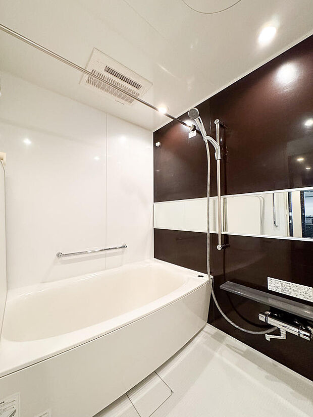浴室乾燥機の備わった浴室！14x18の1坪タイプのユニットバスはお子様と一緒に入ってもゆとりのある大きさ！クリーニングもしっかりされておりますのでとても綺麗です！