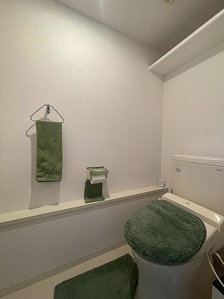 1階トイレ清潔感のあるトイレには、便利な独立型の手洗い器を完備。