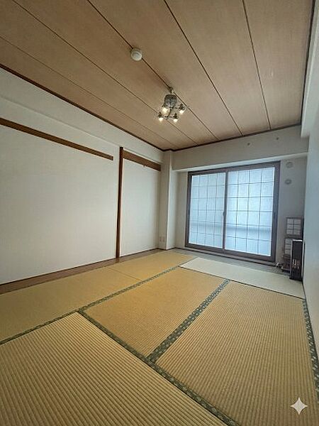 伝統的な板張り天井と現代的な照明が調和した和室です。障子越しの穏やかな採光が、室内を明るく演出。独立した一室としても使いやすく、趣味や仕事など自由な使い方が広がります。