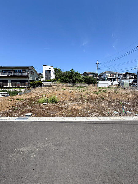 奥行15.67mのゆとりある整形地で、無駄のない使いやすい敷地形状です。周辺は戸建てが立ち並ぶ落ち着いた住宅地で、第一種低層住居専用地域ならではの穏やかな住環境が魅力です。