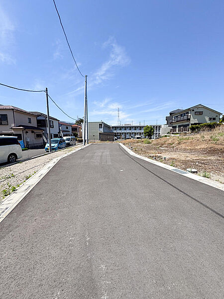 幅員6.0mのゆとりある区域内道路で、車の出入りもスムーズに行えます。見通しがよく、お子様の通学やお出かけ時にも安心感のある道路環境です。新しく整備された綺麗な舗装も嬉しいポイントです。