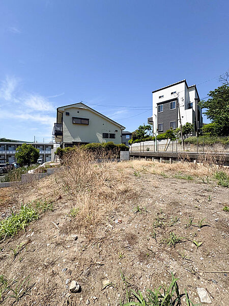 北東側公道に間口3mで接する敷地延長部分から、奥の整形地を望む様子です。延長部分以外でも約45坪の広さが確保され、道路から奥まったプライベート感のある落ち着いた住環境が魅力です。