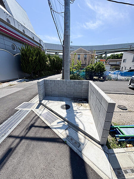 分譲地内に専用のゴミ置き場が設けられており、毎日の家事動線がスムーズです。コンクリートブロック仕上げで清潔感があり、ご近所同士で気持ちよくお使いいただける共有設備です。