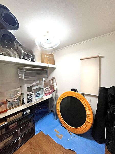 納戸約３帖部分、たっぷり物が収納出来ます