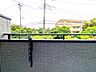 バルコニー：【ぜひ現地をご確認下さい】陽当りや通風性など各所に施された工夫で住みやすさを実現。部屋の大きさや周辺環境・街並など、資料には掲載していない情報が現地にはたくさんございます。是非ご確認下さい。