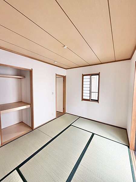 落ち着いた雰囲気が魅力の和室。押入れ付きで寝具や季節用品もすっきり収納できます。客間やお子様の遊び場、くつろぎの空間など、多目的に活用できる便利な一室です。