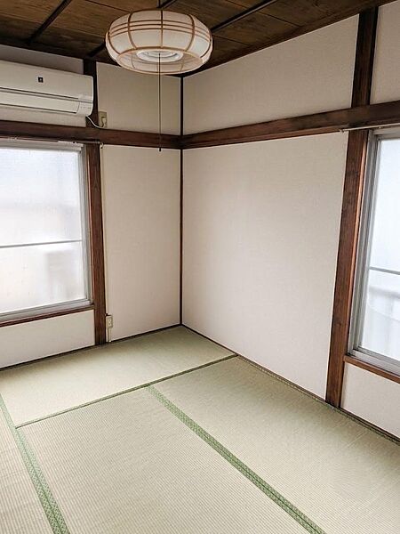 ２面採光で通風良好な和室。快適に過ごせる、趣ある落ち着いた、明るい住空間