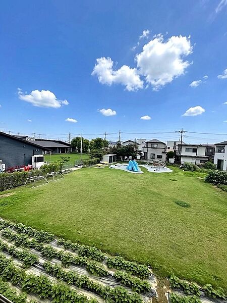 2階西向きの窓からの眺望♪隣家との間隔がある、裏手は保育園保有の緑地で陽当たり通風良好