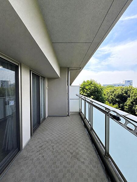 奥行きのあるバルコニーからは、青空と豊かな緑を望めます。洗濯物をまとめて干せる広さがあり、ご家族で外の風を感じながらくつろげる空間です。※AIによる家具消し加工を行なっております。