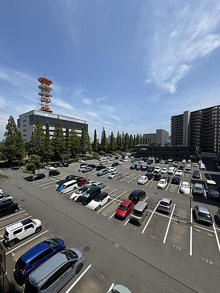敷地内には区画整理された駐車場が広がっています。車の出し入れがしやすく、お買い物の荷物やお子様の乗り降りもスムーズです。空が大きく抜けており、明るく開放的な印象の眺めをお楽しみいただけます。