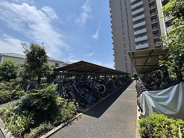 屋根付きの駐輪場が敷地内に整えられています。雨の日でも自転車が濡れにくく、通学や通勤、お買い物などご家族それぞれの自転車をまとめて置いておけます。通路にもゆとりがあり、出し入れがしやすい設計です。