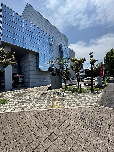 マンションの近くには郵便局があり、荷物の発送やお振込などの用事を暮らしの中で済ませられます。歩道が広く整えられているため、お子様と一緒でも歩きやすく、日々の暮らしを支えてくれる施設です。
