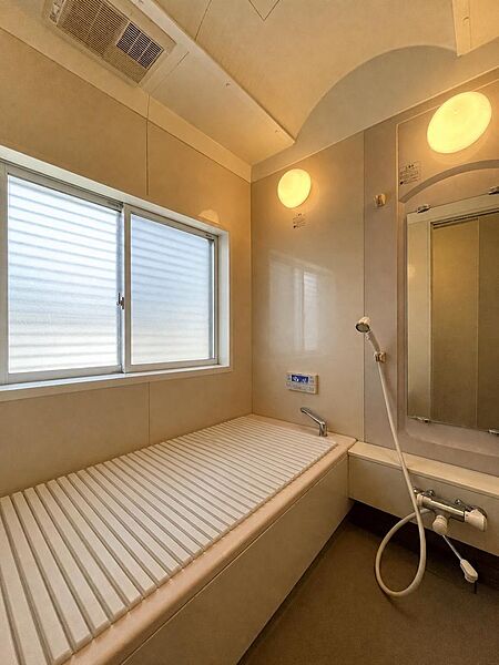 明るい色合いでまとめられた浴室です。窓が付いており換気もしやすく、浴槽にはゆとりがあるので、小さなお子様と一緒の入浴時間も楽しんでいただけます。※AIによる家具消し加工を行なっております。