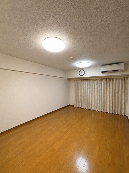 ゆとりある広々LDK。大きな開口部から自然光が差し込み、開放感あふれる空間です。家具の配置もしやすく、ご家族でゆったりとくつろげます。