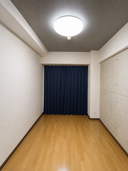 落ち着いた雰囲気の洋室。ベッドやデスクを配置しやすいシンプルな間取りで、寝室や書斎、子ども部屋など幅広い用途に対応できます。