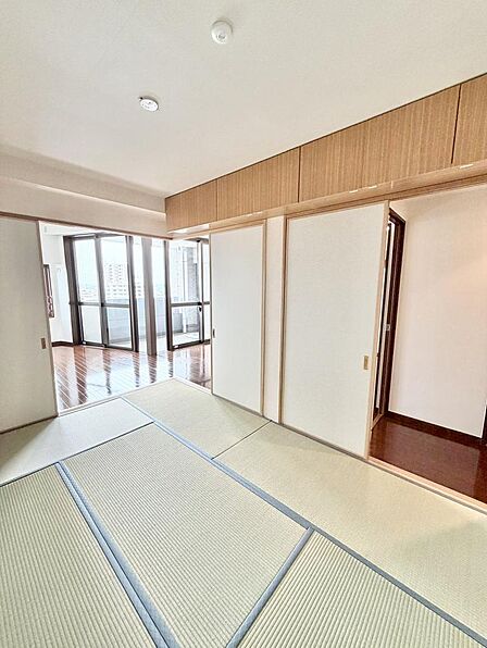 リビングと続き間で使える和室です。襖を開ければLDと一体の広々空間に。バルコニー越しの眺望も抜けが良く、お子様の遊び場や来客用の和室として重宝します。