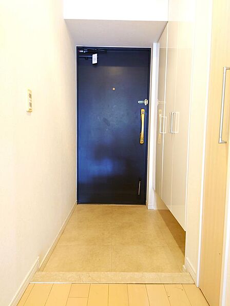ゆとりのある玄関です。シューズボックスを備え、ご家族の靴もすっきり収納できます。明るく迎え入れてくれる空間です。
