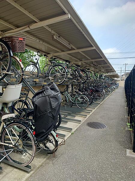 敷地内の駐輪場です。屋根付きで自転車を雨から守れます。通勤通学やお買い物にも便利にご利用いただけます。