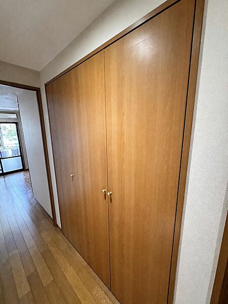 廊下に設けられた大型の収納です。掃除機や季節家電、日用品のストックまでまとめてしまえるので、居室をすっきり広くお使いいただけます。※AIによる家具消し加工を行なっております。