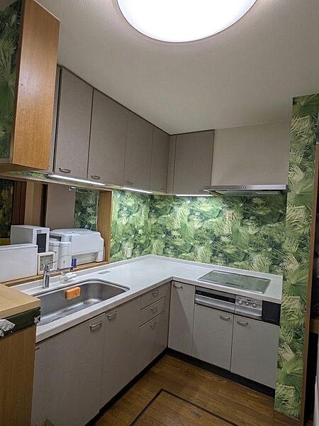 お手入れ簡単なIHコンロを備えたL字型システムキッチン。（荷物を写真加工で消去しております。）