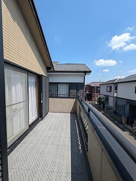 青空が広がる開放的なワイドバルコニー。洗濯物もたっぷり干せる広々空間です。