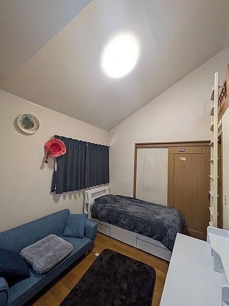 ロフト付きの高天井が開放感を演出。ソファーも置けるゆとりの室内です。（荷物を写真加工で消去しております。）