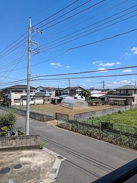 青空が広がる穏やかな住環境。周辺はのどかな景観が広がり、陽当り・通風ともに良好です。