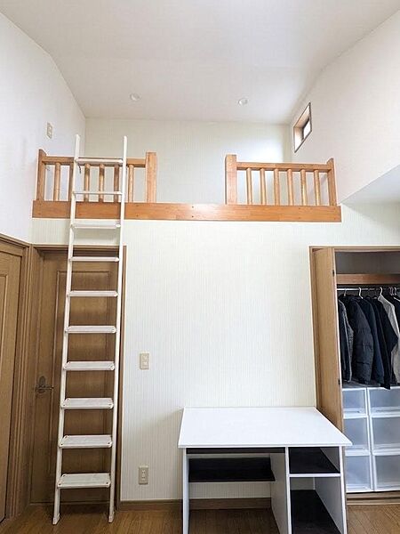開放感のある高天井なロフト。（荷物を写真加工で消去しております。）