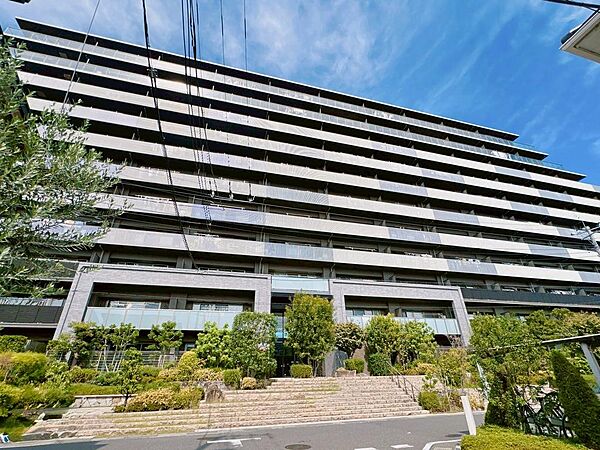 メインエントランスへと続く階段まわりの様子です。石張りの段の両側には手入れの行き届いた植栽が並び、季節の彩りを添えてくれます。ご家族やお客様をやわらかく迎えてくれるアプローチです。