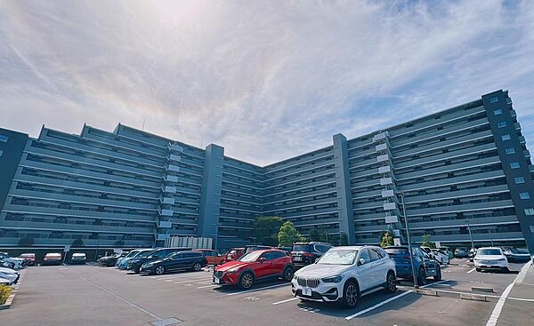 敷地内に設けられた平面駐車場の様子です。全202台分が確保され、機械式ではないため出し入れがしやすく、お子様の乗り降りやお買い物の荷降ろしもスムーズ。空き状況はお問い合わせください。
