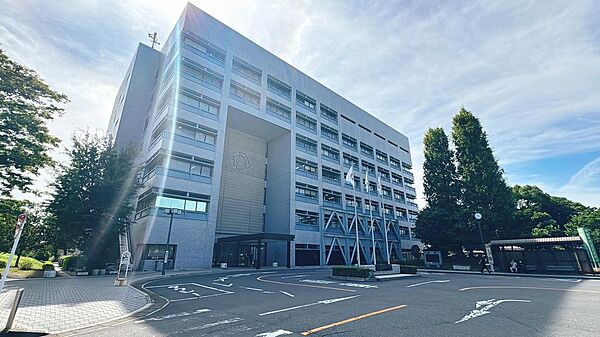 三郷市役所です。転入や各種届出の窓口が集まる公共施設で、ご家族の暮らしのさまざまな場面で足を運ぶことになる建物です。敷地には緑も多く、詳しい道のりは現地にてご案内させていただきます。