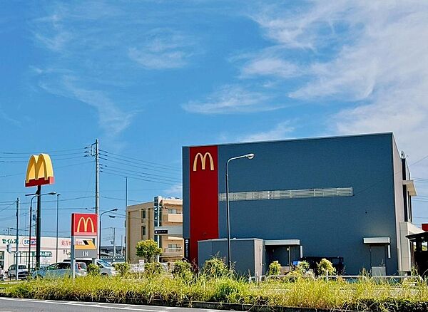 マクドナルド三郷中央店です。同じ通り沿いには処方せん受付のあるドラッグストアの看板も見え、お食事とお薬や日用品のお買い物をまとめて済ませられる、暮らしやすいエリアの様子がうかがえます。