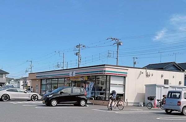 セブンイレブン三郷市役所東店です。駐車場と駐輪場が広くとられており、車でも自転車でも立ち寄りやすい店構えとなっています。お仕事帰りのお買い物やお子様との急なおつかいにも使っていただけます。