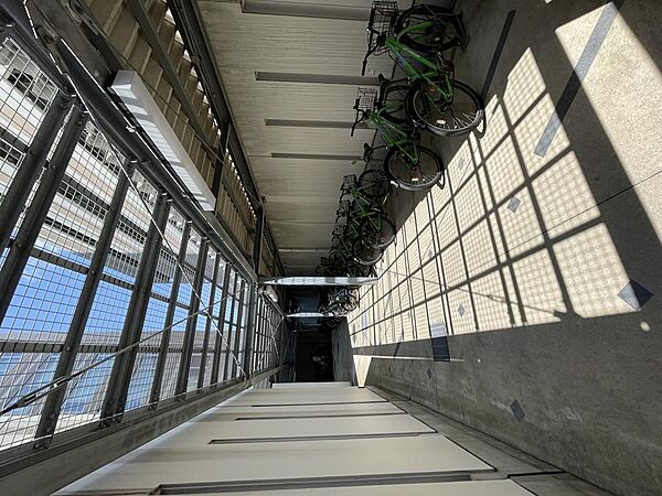 屋根が架けられた駐輪場です。上部が採光パネルのため日中も明るく、自転車が雨に濡れにくい造りです。ご家族分をまとめて置けるスペースがあり、通勤通学にも便利です。
