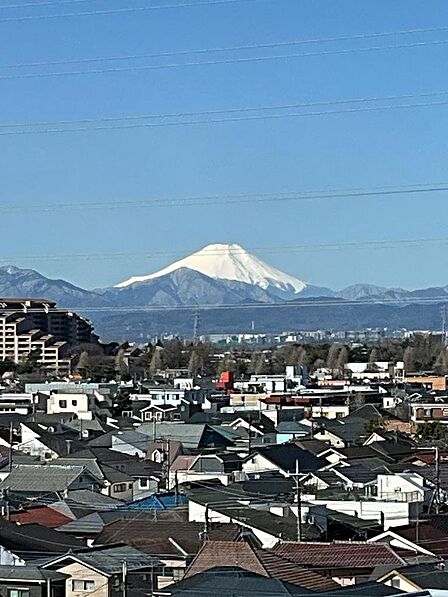 南西向きバルコニーの西側から富士山を望めます♪花火など四季折々を楽しめる環境(季節・天候による)