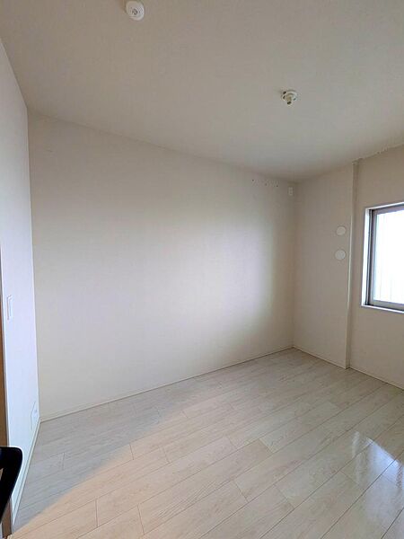 はじめての一人部屋お子様が生活する居住空間は特に大切です。ホワイトを基調とした配色で、各居室大きなクローク付き、風と光が入る大きな窓、快適で清潔な空間に住まうことで、落ち着く穏やかな生活が送れます。
