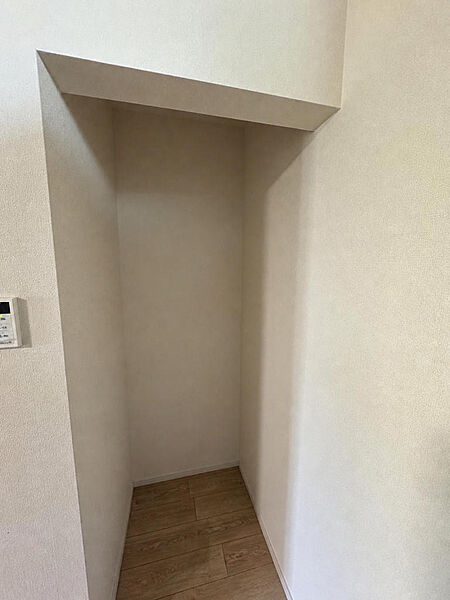 廊下に設けられた収納スペースです。掃除道具やストック品など、生活感が出やすいものを納められます。使う場所の近くにしまえるので、家事の動きも短くなります。