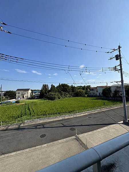 周辺の様子です。前面には田畑が広がり、視界が抜ける落ち着いた住環境になっています。日当たりや風の通りにも恵まれたロケーションです。