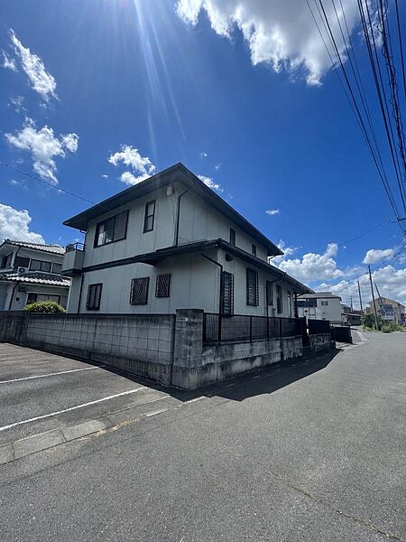落ち着いた色合いの外壁が印象的な2階建ての外観です。敷地内に駐車スペースがあり、お買い物帰りの荷物運びもスムーズです。※AIによる家具消し加工を行なっております。