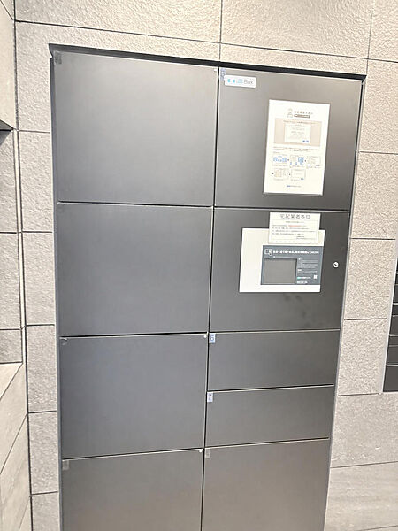 共用部に設置された宅配ボックスです。外出中に届く荷物を受け取るための設備で、日々の暮らしを支えます。利用方法や収納できる荷物の大きさは現地でご確認ください。※AIで部屋番号を除去しています。