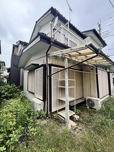 庭から外観を望む